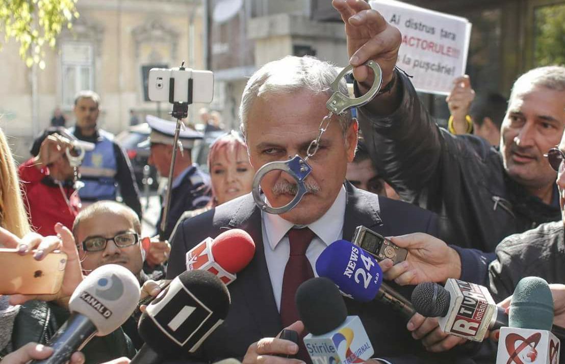 Liviu Dragnea, flancat de protestatari şi de o pereche de cătuşe la ICCJ: "Mă lăsaţi să trec?"