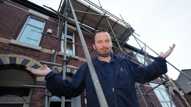 O familie s-a întors din concediu și a găsit casa înconjurată de schele. "Cel mai negru scenariu..."