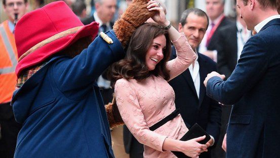 Imagini de senzație: gravidă, Kate Midlleton danseză cu ursul