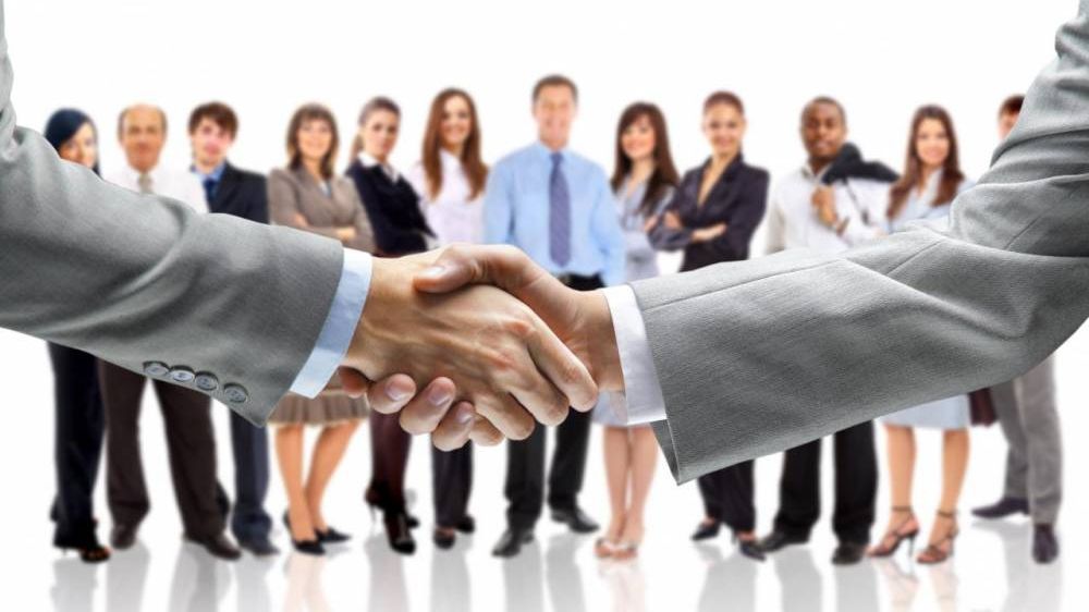 Românii muncesc mai mult decât francezii, dar sunt plătiţi de patru ori mai puţin