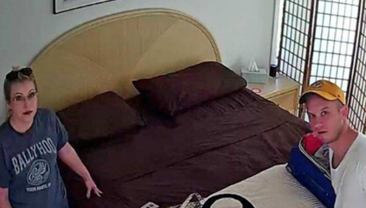 Au închiriat un dormitor prin Airbnb și au descoperit că proprietarul îi filma 