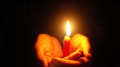 O fetiţă de 14 ani s-a spânzurat cu un cablu electric în podul casei. Motivul: ceartă cu părinţii