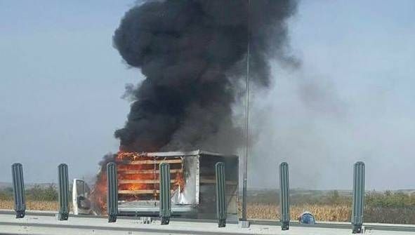Camion în flăcări pe Autostrada Vestului, circulația oprită (video)