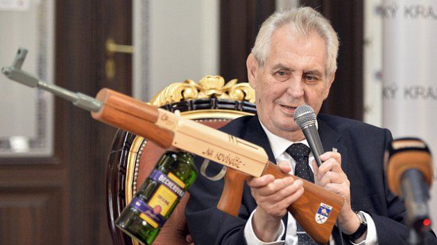 Președintele Cehiei, cu ”mitraliera” pentru jurnaliști, la o conferință de presă