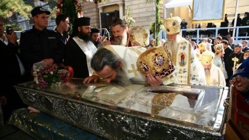 VIDEO. La un pas de tragedie, după ce a stat toată noaptea la racla Sfintei Parascheva