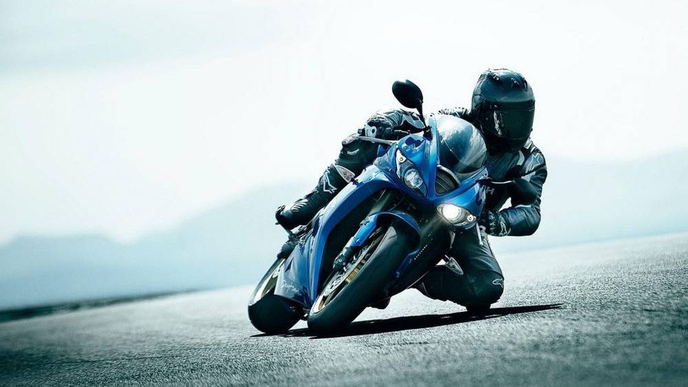 Tu ştii ce vrea să facă un motociclist care îşi balansează braţul drept?