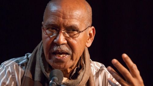 Un scriitor de Nobel, UMILIT pe un aeroport din România