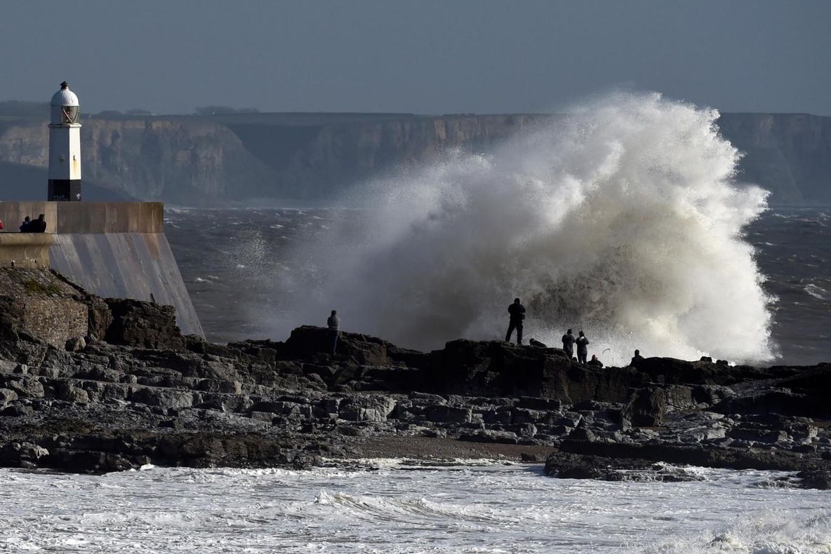 URAGANUL OPHELIA face primele VICTIME: 3 persoane au murit, în Irlanda. Cod ROŞU fără precedent
