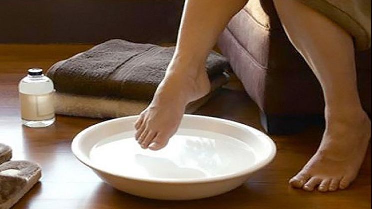 Pune picioarele în oțet 30 de minute și vei rămâne surprins de efect!