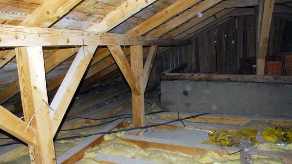 Descoperire uluitoare făcută în podul unei case aflate în renovare