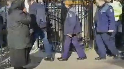 VIDEO. Poliţistul mort în condiţii suspecte, condus pe ultimul drum. Mama, sfâşiată de durere 