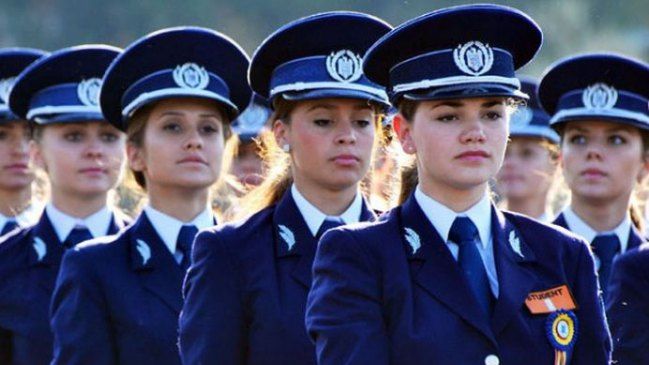 România trebuie să renunțe la înălţimea minimă pentru femeile care vor să se facă poliţiste