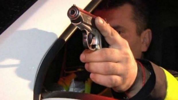 Focuri de armă și un polițist luat pe capotă, în Galați. Șoferul a fugit de la locul faptei