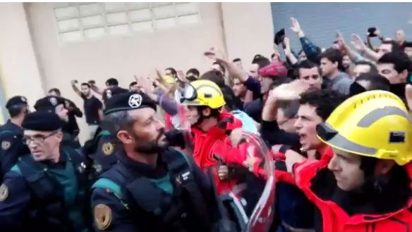 NO COMMENT. Pompierii fac scut în faţa Poliţiei, pentru a proteja cetăţenii