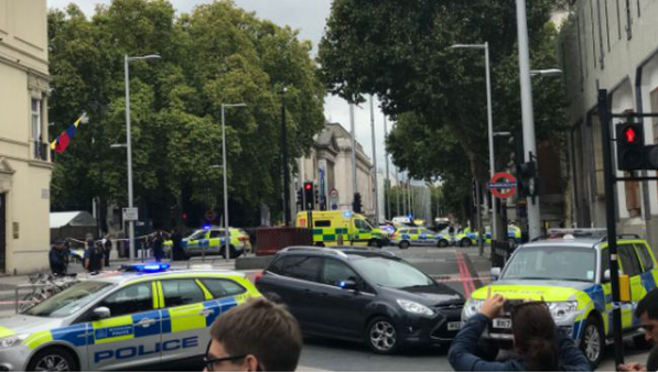VIDEO. Stare de alertă în Anglia. Mai mulţi oameni au fost luaţi ostatici