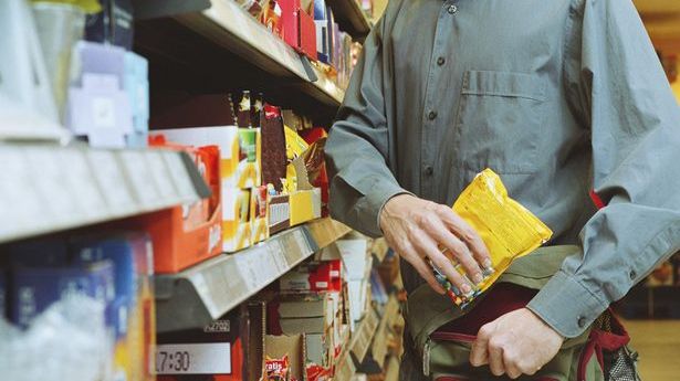 Jaf neobișnuit! Ce au cerut doi hoți atunci când au intrat în magazin