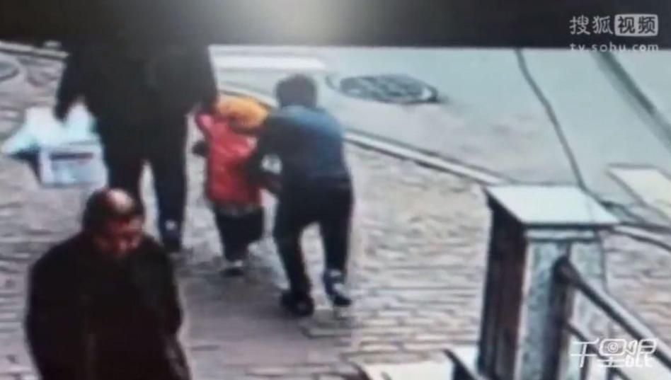 Imagini șocante surprinse într-o piață! Cum a încercat să smulgă un hoț copilul din brațele tatălui