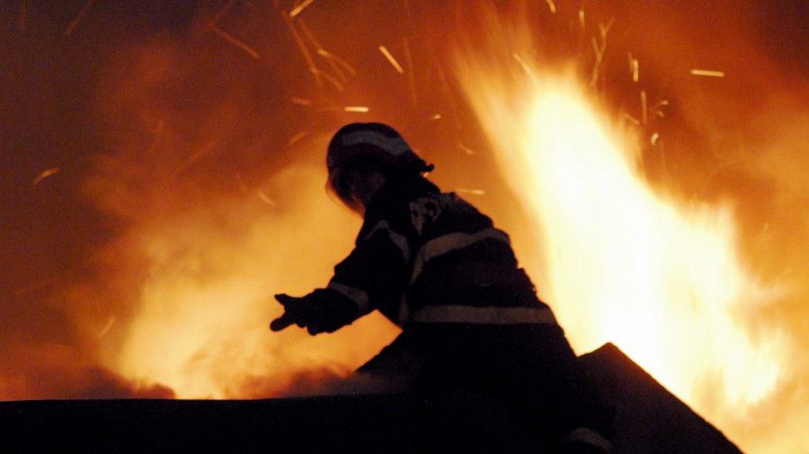 Casa le ardea ca o torță, dar nu le-au permis pompierilor să stingă flăcările. Care a fost motivul