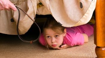 Caz revoltător în Vaslui! Tată reclamat de fiica sa, după ce a bătut-o cu sălbăticie cu biciul