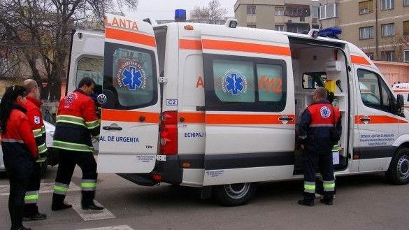 O autoutilitară a ars ca o torță, după ce s-a izbit violent de un TIR. Șoferul a murit la spital
