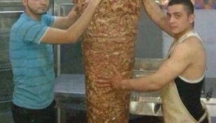 Mai mănânci shaorma? Cum au fost fotografiaţi angajaţii unui fast food