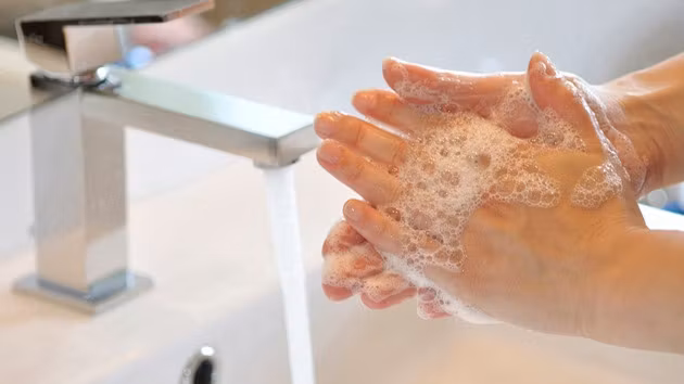 Cât timp este necesar pentru o spălare corectă a mâinilor? Sigur nu știai asta!