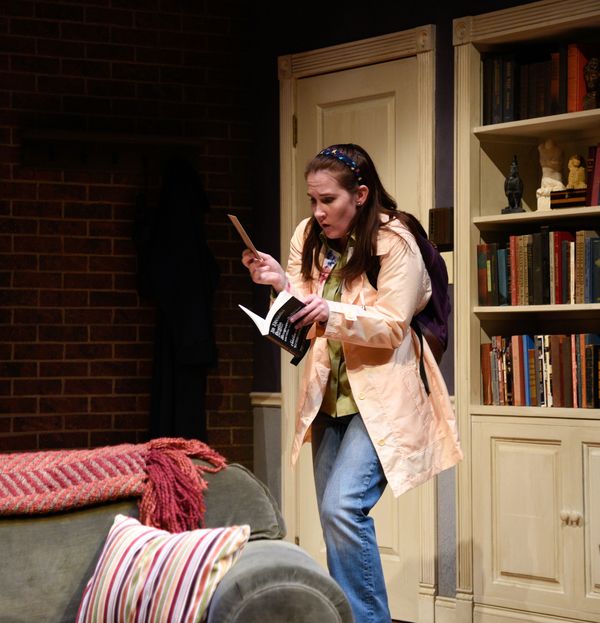 Actriţă ARESTATĂ după ce a încercat să ARUNCE o femeie necunoscută în faţa metroului