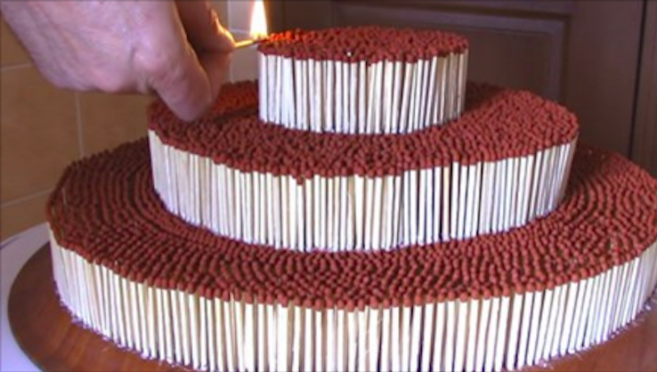 A ornat un tort cu 7000 de chibrituri, apoi le-a dat foc. Ce a ieşit avea să regrete