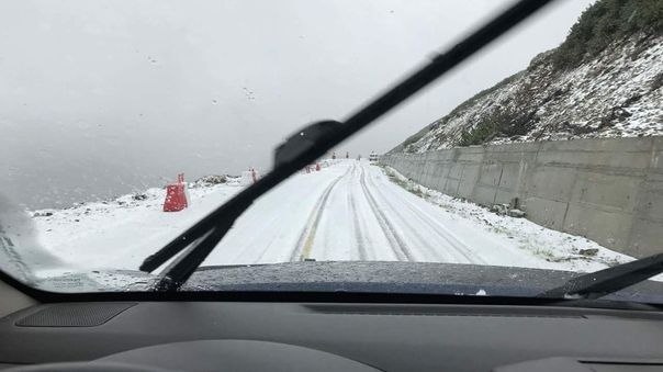 Strat de zăpadă pe aproape 20 de centimetri pe Transalpina 