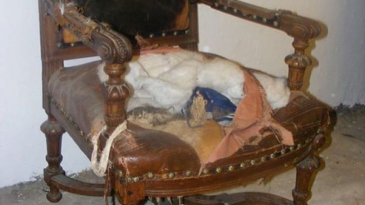 Scaunul, vechi și rupt, l-a primit gratis. Abia când i-a smult căptușeala a găsit comoara