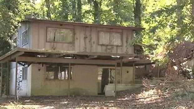 A trecut pe lângă o casă și a aruncat un ochi pe geam. Ce a văzut l-a făcut să cheme poliția imediat