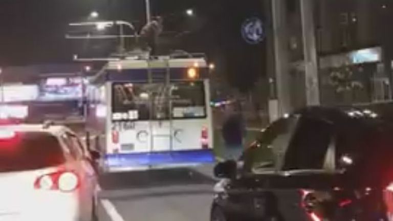 VIDEO. Se joacă cu moartea! Imagini cutremurătoare surprinse de trecători