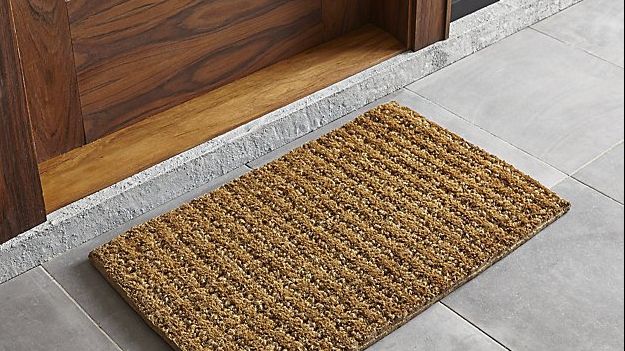 Greşeala pe care mulţi români o fac. Cum ne ADUCE PAGUBĂ preşul din faţa uşii