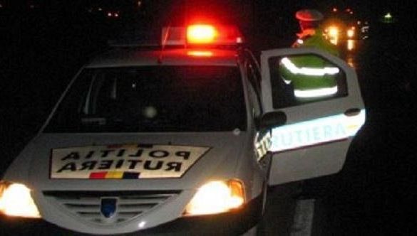 Polițistă de 28 de ani, rănită grav după ce a intrat cu mașina sub o basculantă