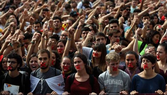 Criza din Catalonia se adânceşte. Proteste MASIVE în Barcelona chiar acum. LIVE VIDEO