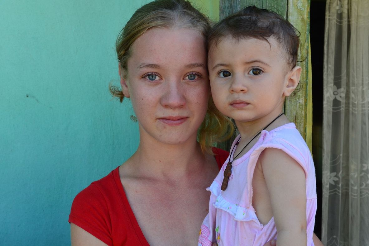 Semnal de alarmă. Numărul MAMELOR ADOLESCENTE, în creştere în România 