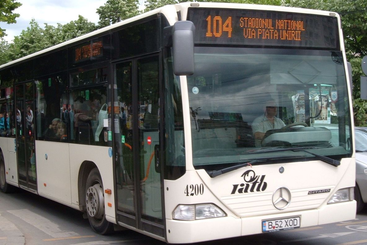 Accident în centrul Capitalei. O maşină a lovit un autobuz al liniei 104. Două persoane, rănite 