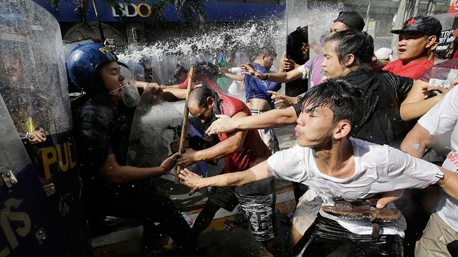 Manifestație violentă anti-Trump la sosirea liderului SUA în Filipine