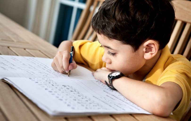 "Cum e posibil ca un copil de 8 ani să aibă atâtea teme de pe o zi pe alta?"