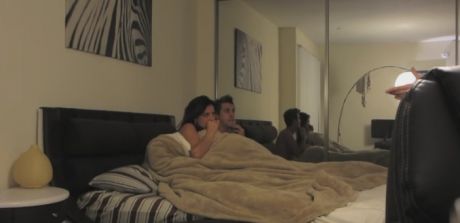 Erau cei mai buni prieteni. Unul dintre ei şi-a prins mama în pat cu amicul. Ce a urmat e groaznic