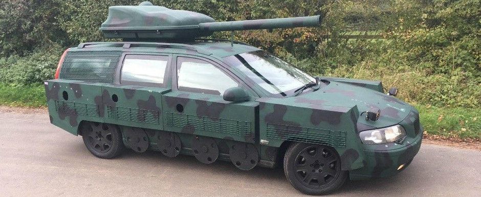 Şoferii, uluiţi în trafic. Au văzut un TANC care se plimba pe străzi. Incredibil cine era la turelă