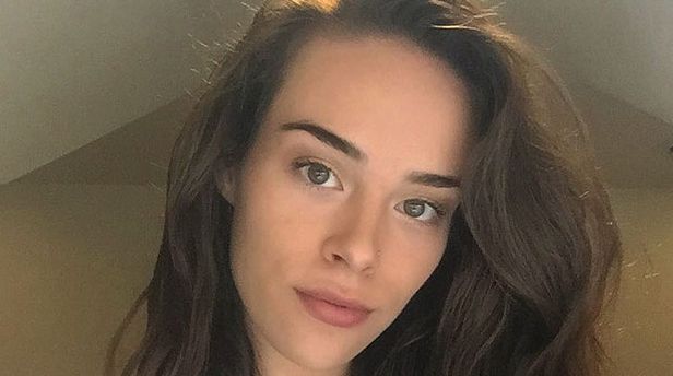 Faţa e singurul lucru frumos care i-a mai rămas. Nu s-a mai epilat de 1 an şi arată groaznic