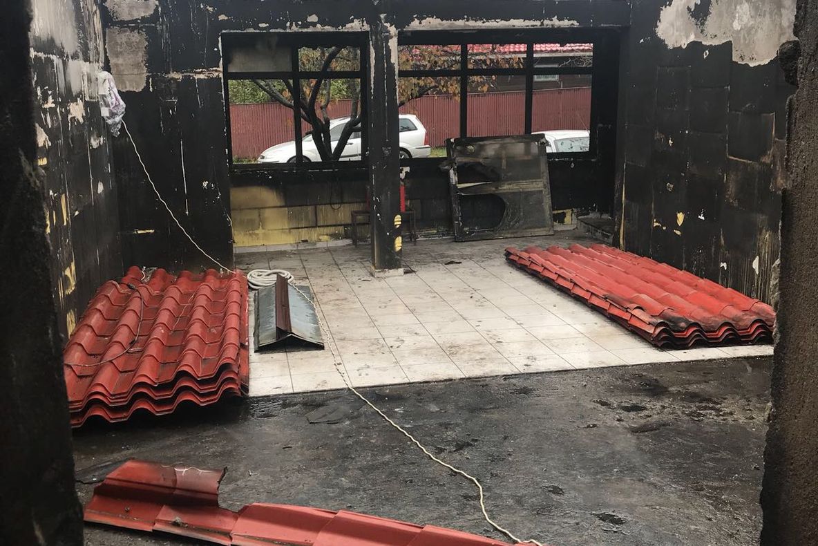 Au nevoie de ajutor! Rămaşi pe drumuri, în prag de iarnă, după ce un incendiu le-a mistuit casa