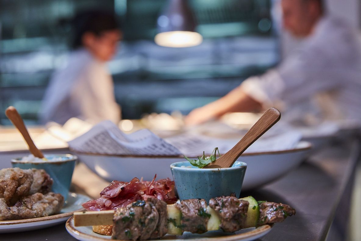 O chelneriţă dezvăluie secretul şocant din bucătăria restaurantelor. Ce pun în mâncare