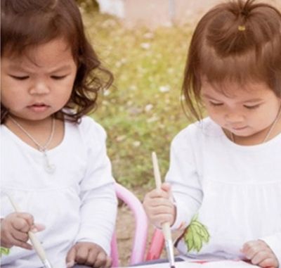 Aceste două fete sunt gemene, dar sunt surori vitrege. Cum e posibil aşa ceva?