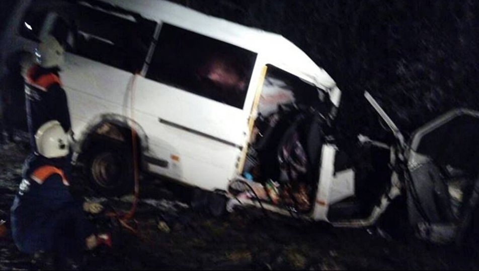 Accident crunt: un TIR a spulberat un microbuz, 14 morți