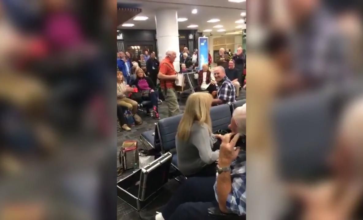 Avionul a întârziat. Reacţia pasagerilor face înconjurul lumii - provoacă zâmbete VIDEO