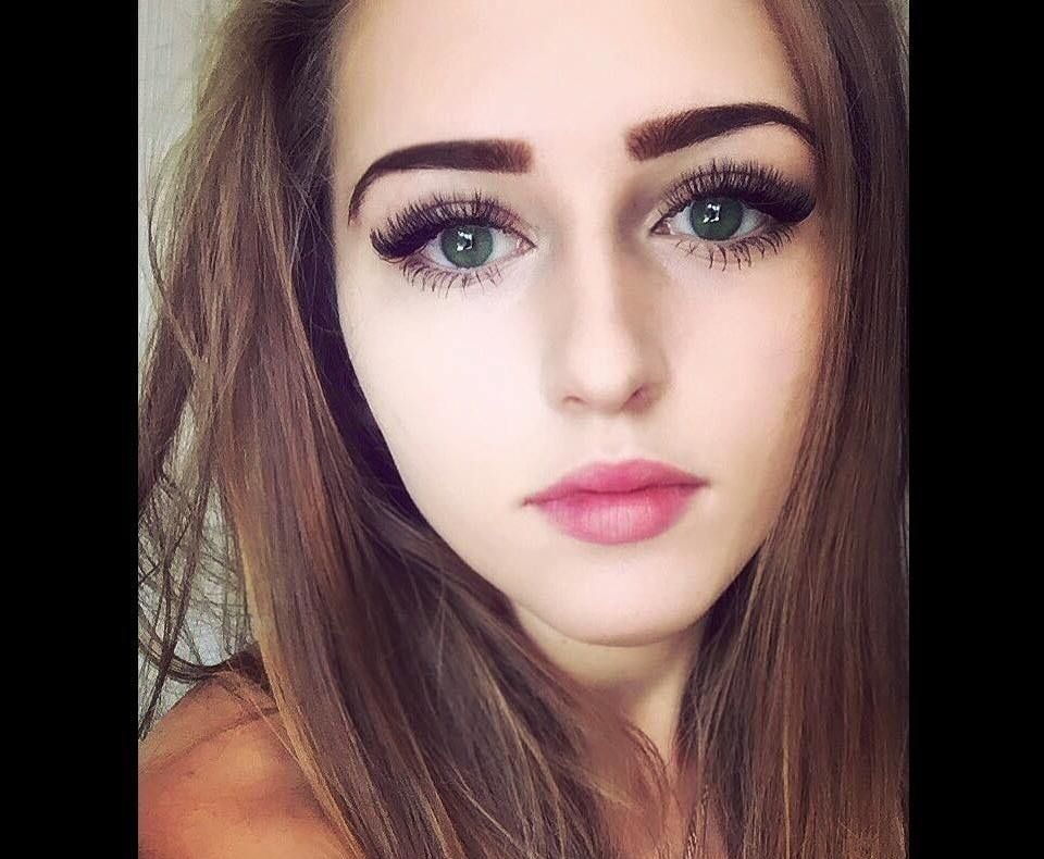 E o rusoaică superbă dar nimeni nu vrea o relaţie cu ea.Toţi fug când văd cum arată de la gât în jos