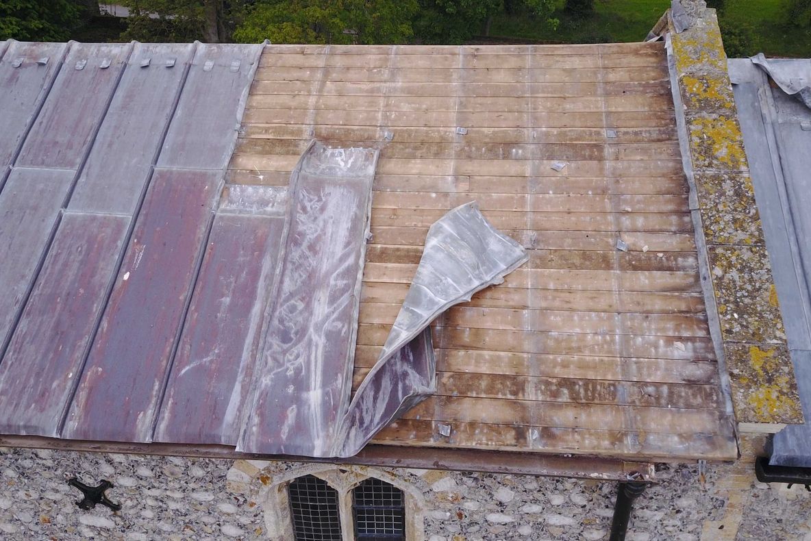 Cum a furat un român din Anglia acoperișuri de biserici în valoare de 100.000 lire