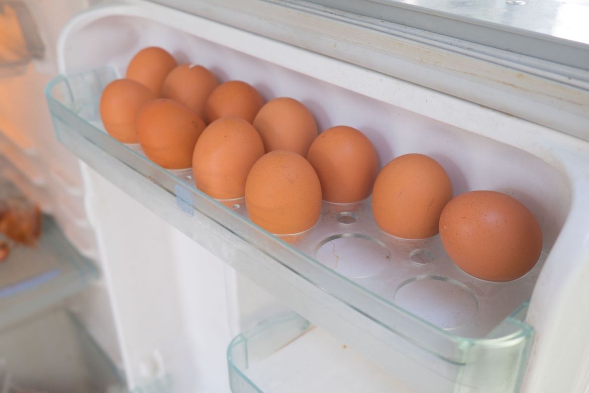 De ce nu este bine să ţii ouăle pe uşa frigiderului